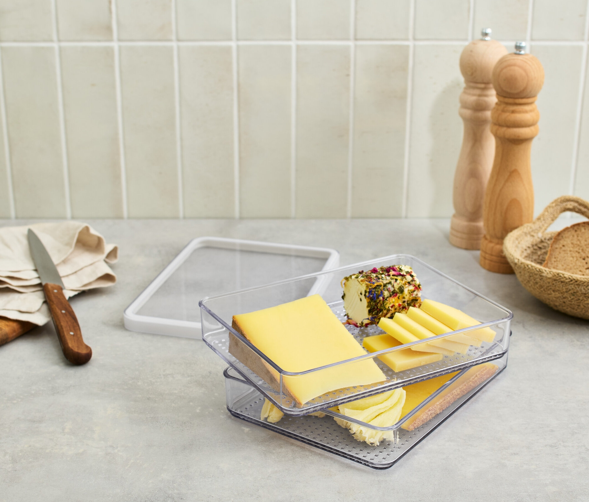 Dóza na potraviny sýrů a uzenin na stole.