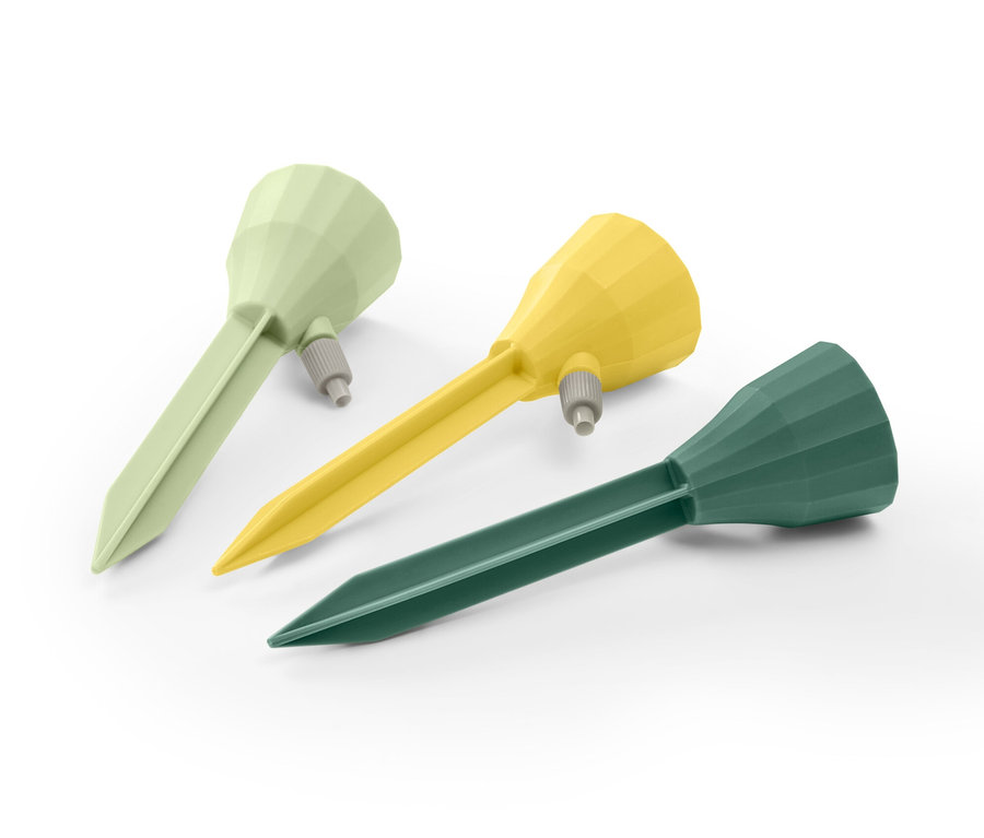 Tři automatické zavlažovací hroty v zelené, žluté a tmavě zelené barvě.