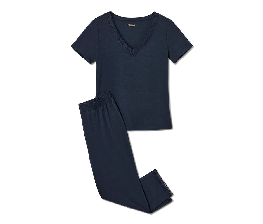 Tmavě modré pyžamo s krajkou.