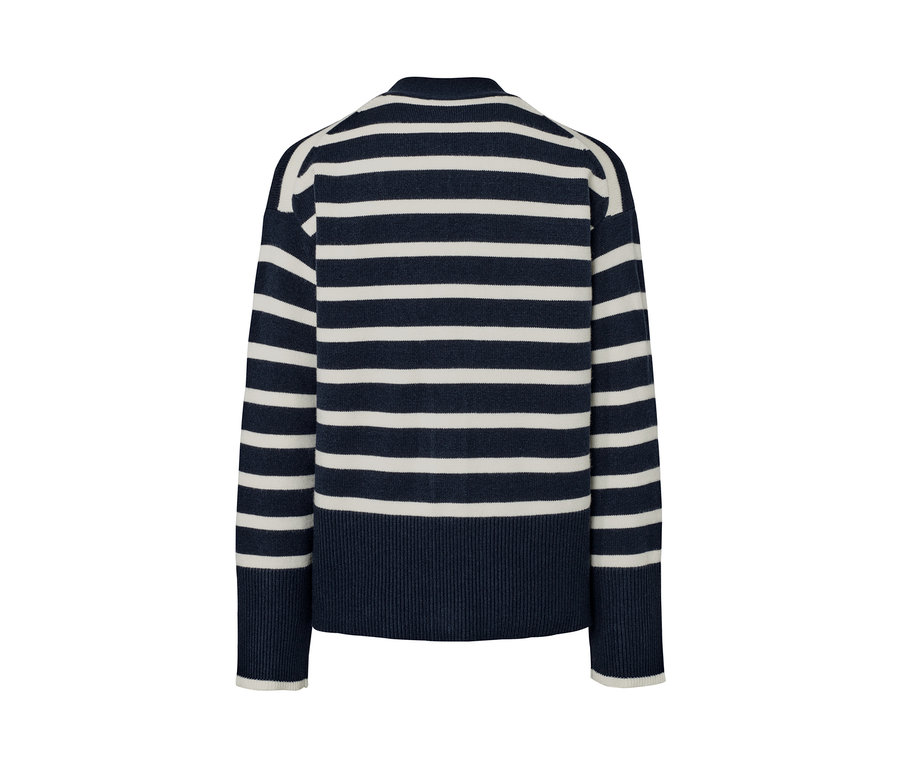 Pruhovaný kardigan s tmavě modrými a bílými pruhy.