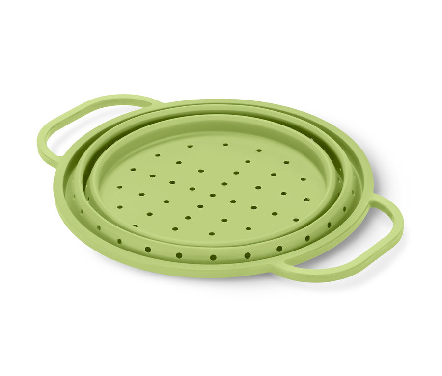 Zelený skládací cedník s kruhovými otvory.