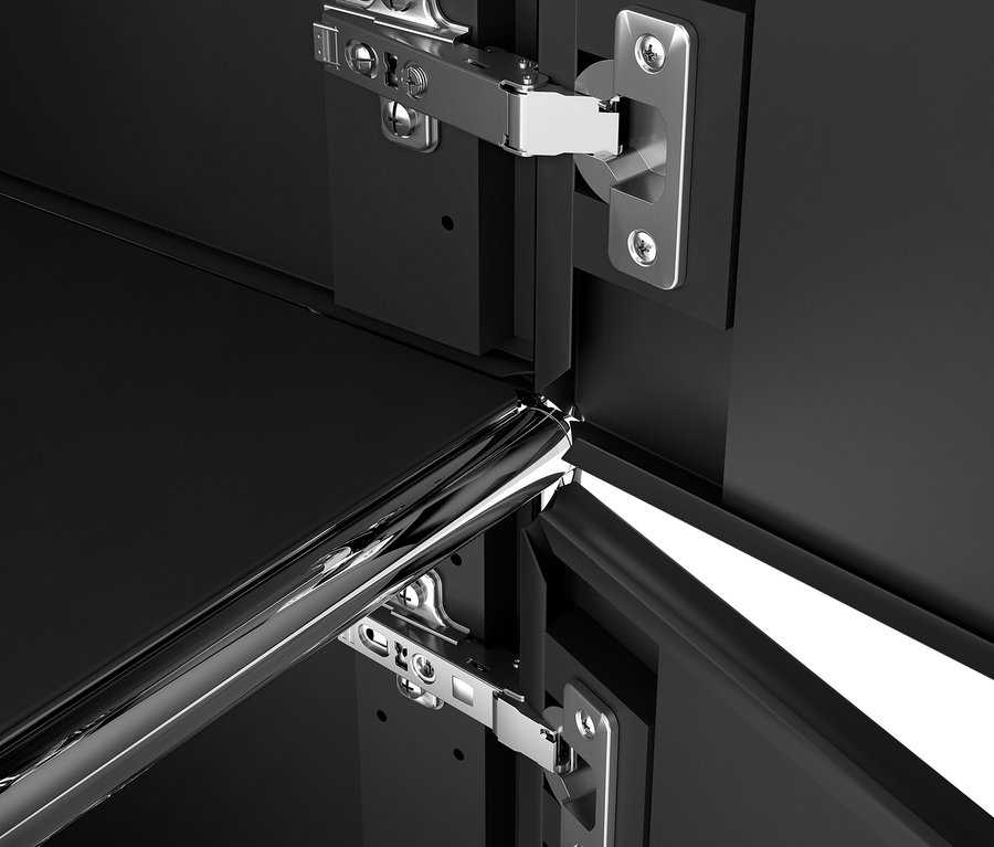 Detail černého kovového kontejneru na kolečkách CN3 se 3 dvířky.