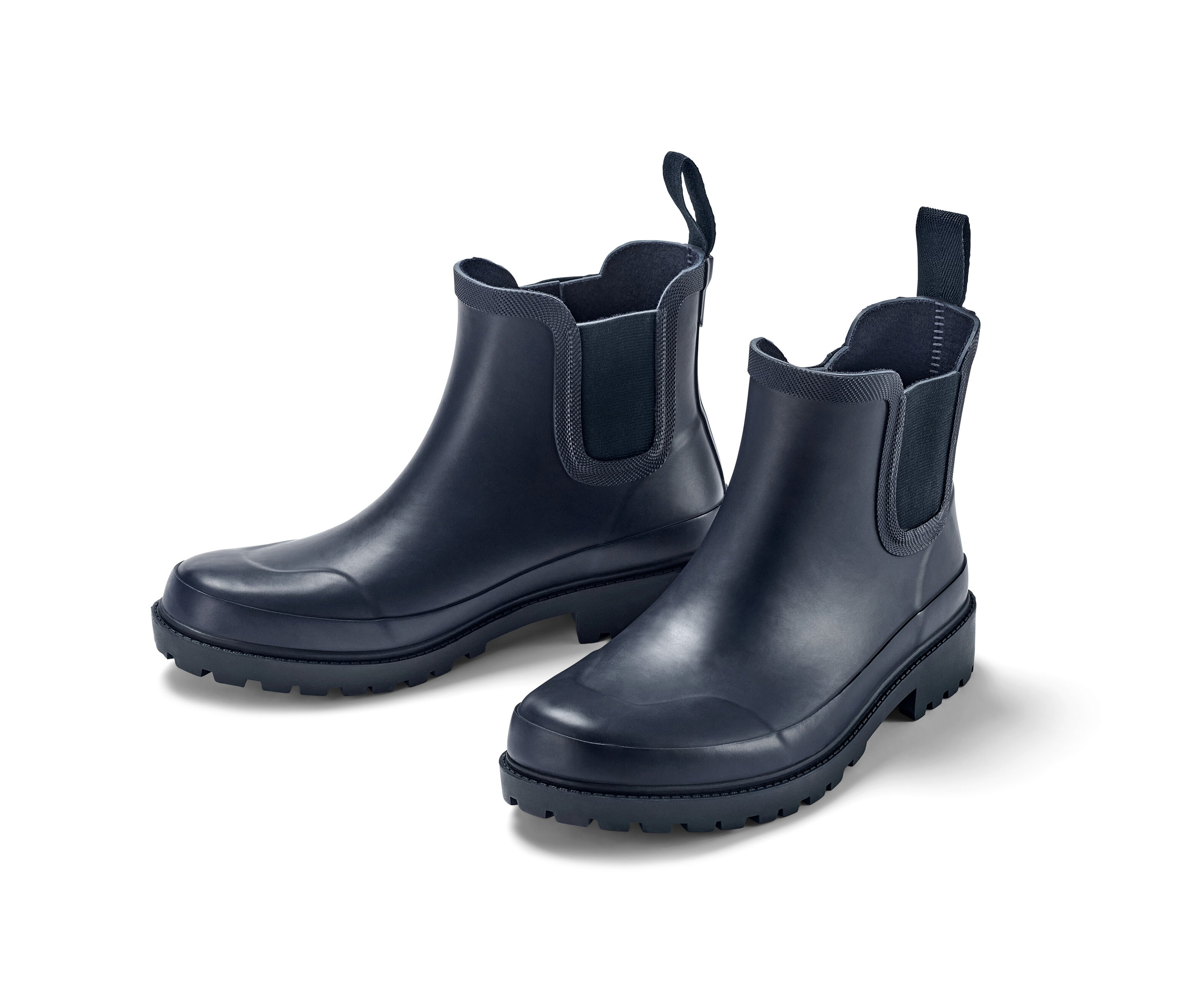 Dva páry nízkých holínek na bílém pozadí.