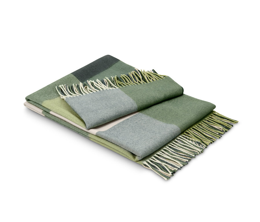 Složený zelený kostkovaný pléd s třásněmi.