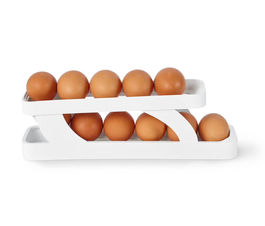 Vejce v bílém stojanu na vejce.