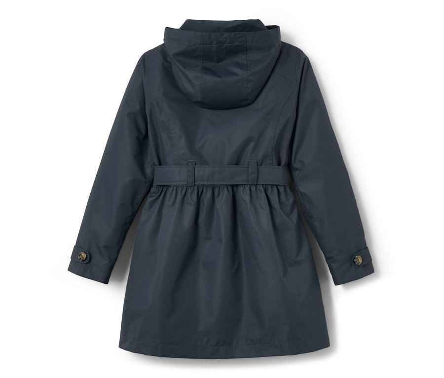 Pohled zezadu na dětský trenčkot do každého počasí s kapucí a páskem v pase.