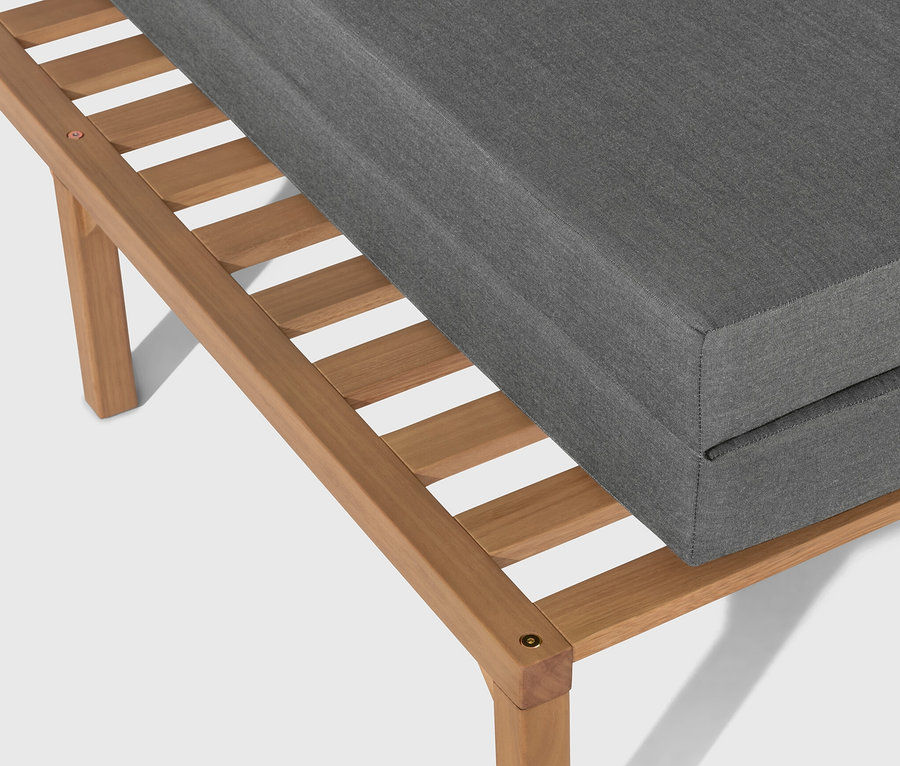 Detail plážového koše »Tinus« s výsuvnou podnožkou.