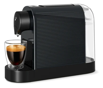 Káva teče do sklenice z černého kávovaru Cafissimo pure+.