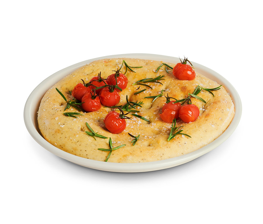 Focaccia s cherry rajčaty a rozmarýnem na smaltovaném plechu na pizzu.