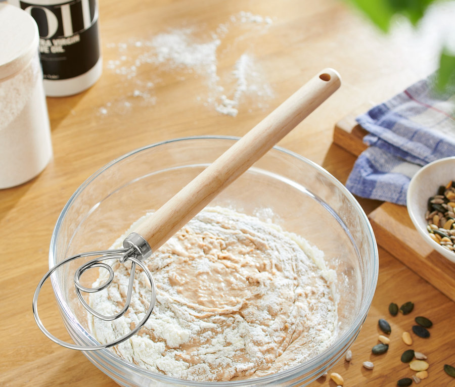 Metlička v míse s těstem.