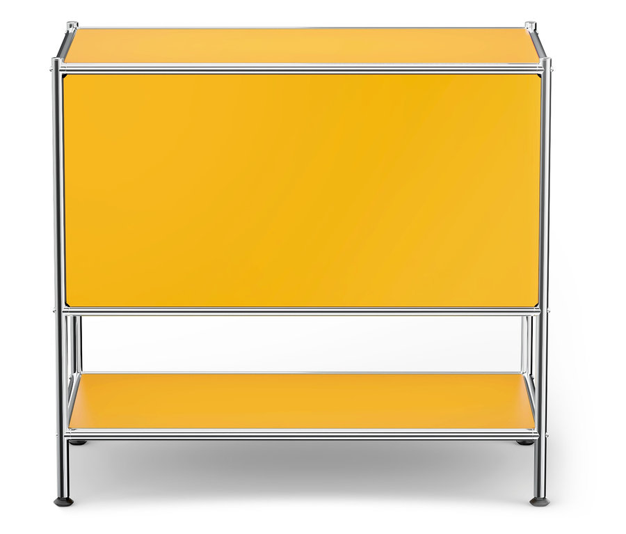 Žlutá skříňka se dvěma policemi a chromovaným rámem.