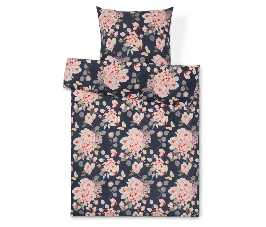 Povlečení s květinovým vzorem na tmavě modrém pozadí.