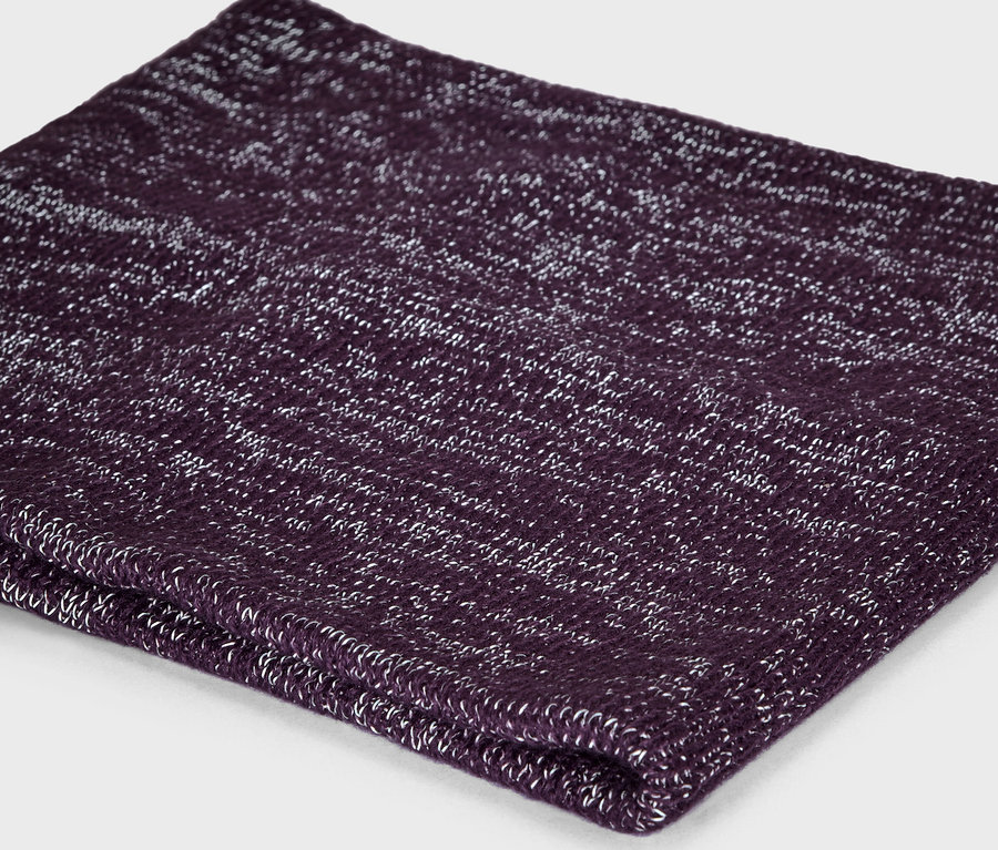 Fialový pletený nákrčník.