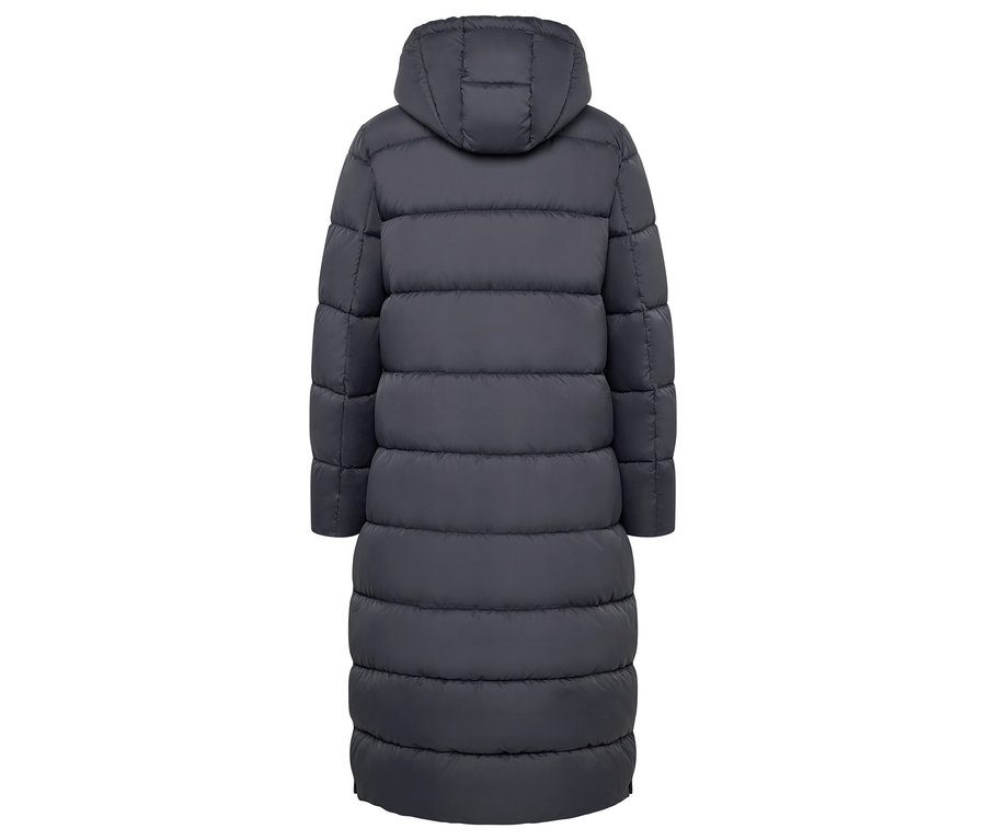 Detail zadní strany dlouhé prošívané bundy s kapucí v šedé barvě.