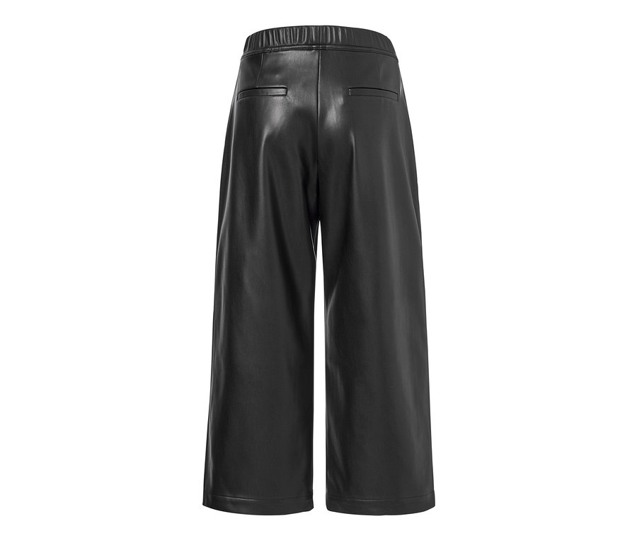 Černé culotte kalhoty v koženém vzhledu zezadu.