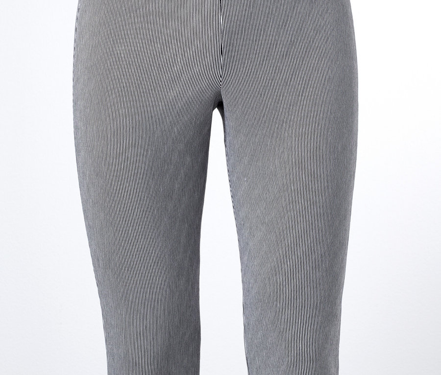 Proužkované strečové kalhoty v 3/4 délce na figuríně.