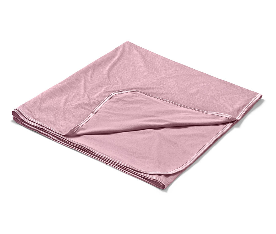 Růžová chladivá deka složená na bílém pozadí.