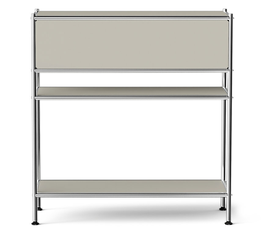 Regál s chromovaným rámem a šedými policemi.