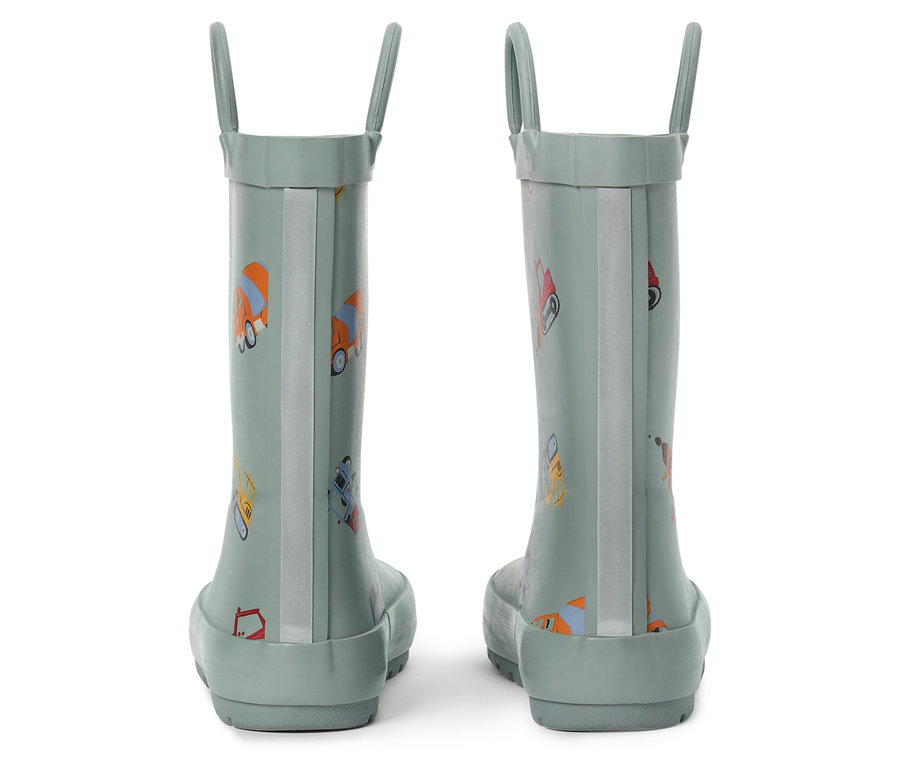 Pár světle zelených gumových holínek se vzorem stavebních vozů, foceno zezadu.