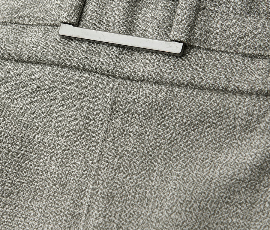 Detail látky Kalhot joggpant Street One se stříbrnou sponou.