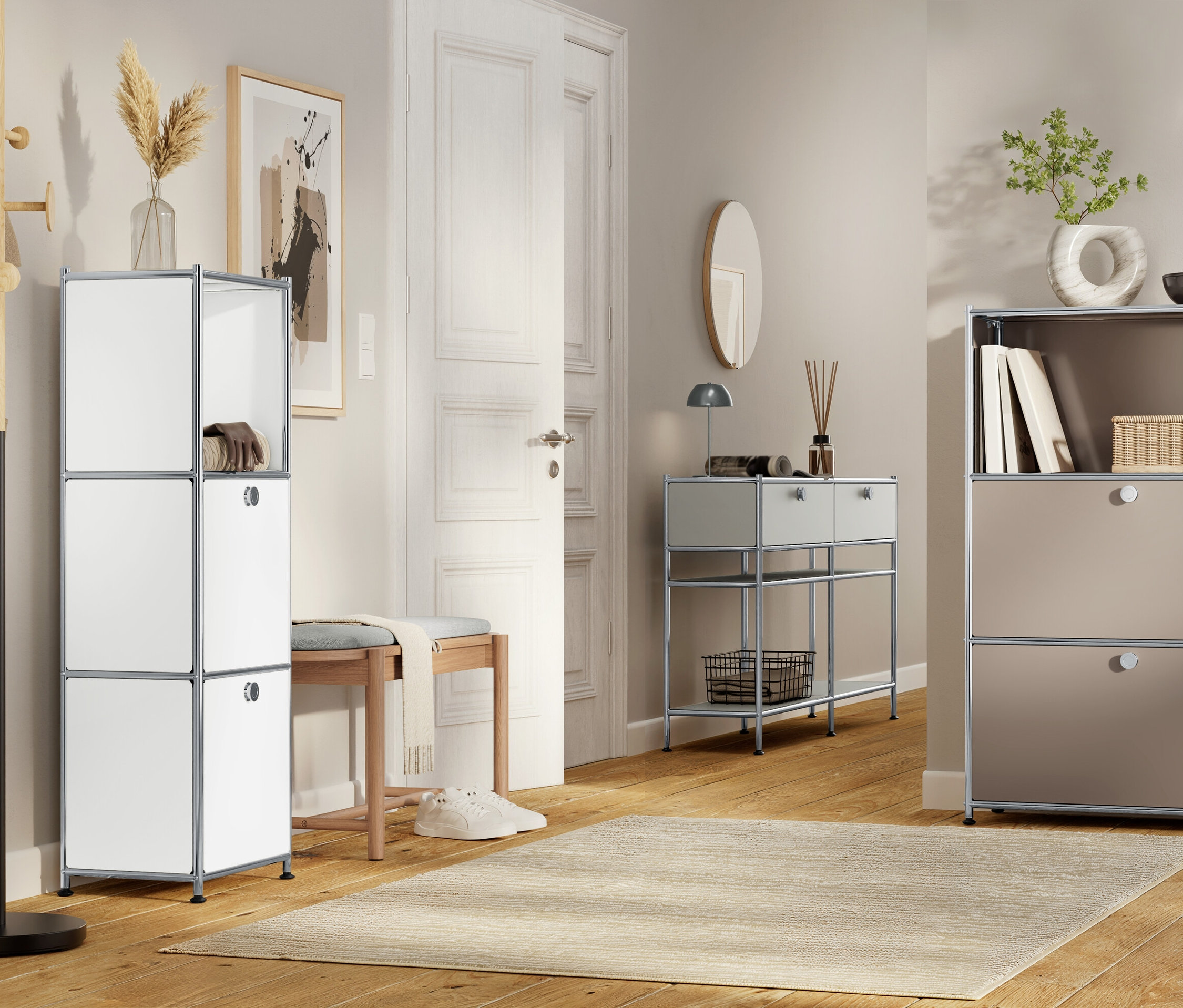 Pohled do chodby s bílou policí, lavicí, komodou a kobercem na dřevěné podlaze.