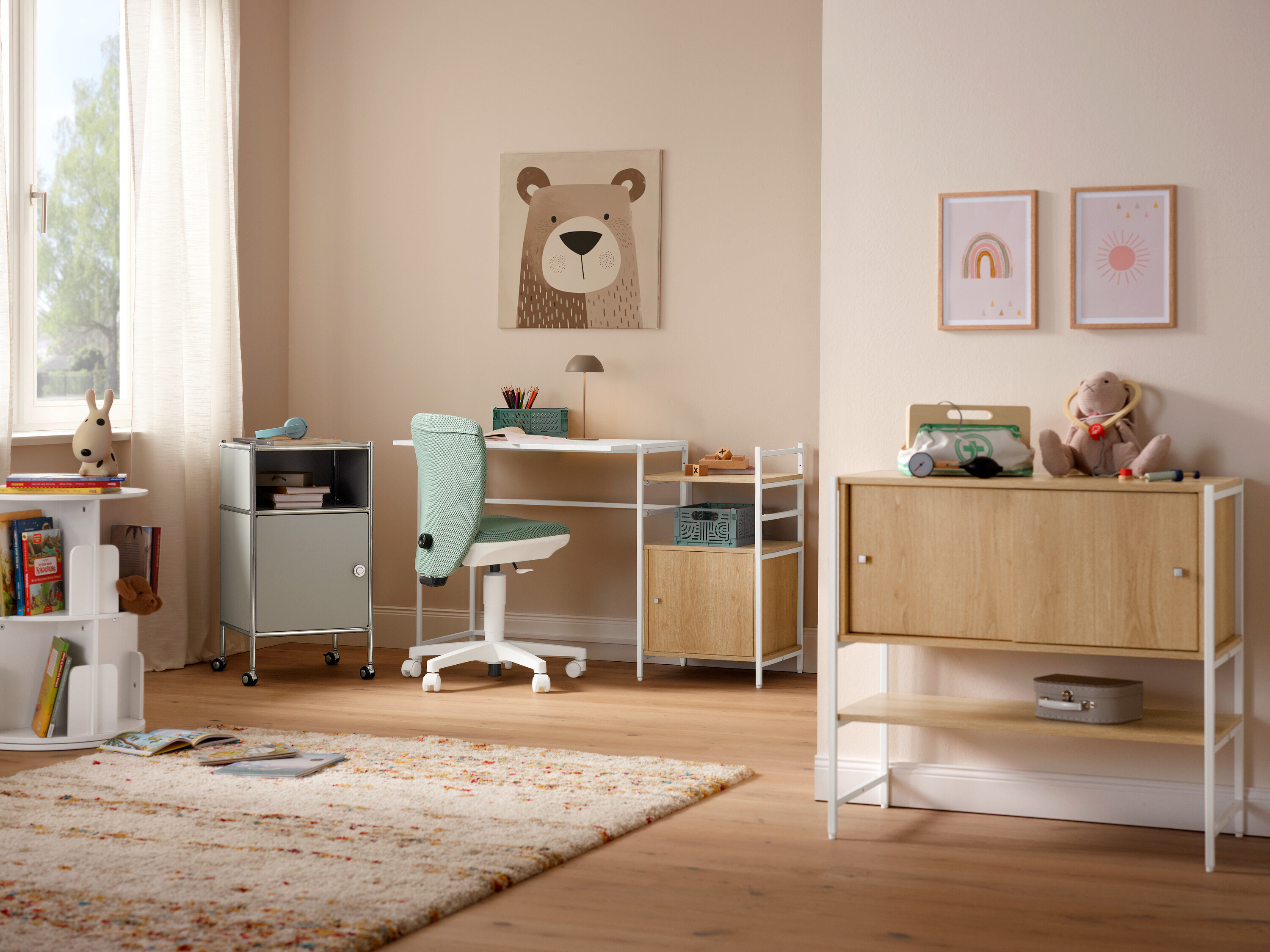 Mátová židle Topstar Sitness »Home S'cool« stojí před stolem. Na podlaze leží béžový koberec »Himalaya«.