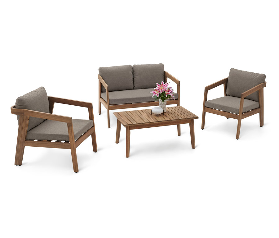 Snímek zahradního nábytku sestávajícího z dvoumístné pohovky, dvou křesel a dřevěného konferenčního stolku se šedými polštáři a květinovou výzdobou.