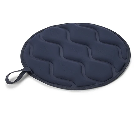Tmavě modrá podložka pod hrnec se zvlněným vzorem a poutkem leží na bílém pozadí.