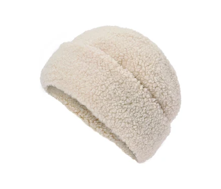 Krémová, nadýchaná čepice beanie s ohrnutým okrajem, na bílém pozadí.