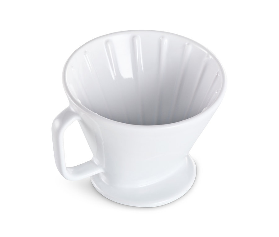 Detailní pohled shora na bílý keramický ruční kávový filtr.