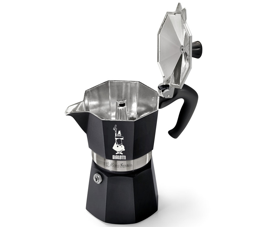 Otevřená černá moka konvička Bialetti stojí na bílém pozadí.