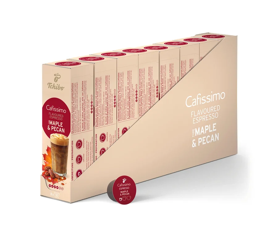 Béžový výstavní box obsahuje 80 kávových kapslí Cafissimo Flavoured Espresso - Maple & Pecan. Přední balení zobrazuje kávový nápoj s javorovými listy a pekanovými ořechy a jedna tmavě červená kapsle leží vpředu.