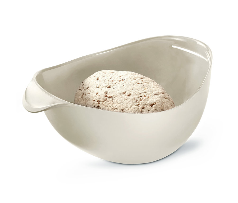 Bochník chleba v míse na pečení chleba.