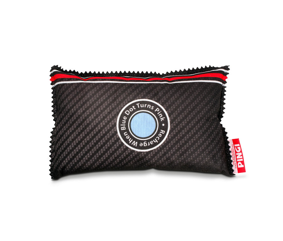 Černošedý odvlhčovací polštářek do auta Pingi s nápisem "Recharge when Blue Dot Turns Pink" na bílém pozadí.