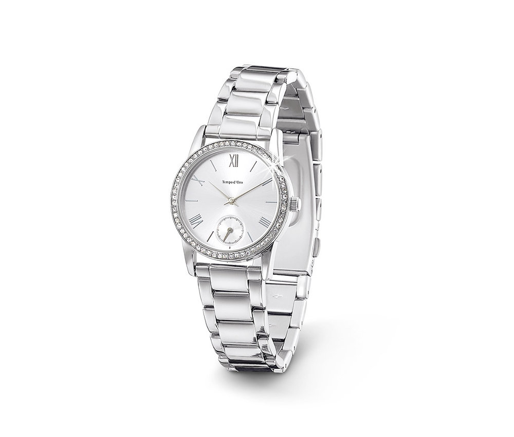 Dámské hodinky s náramkem z ušlechtilé oceli na bílém pozadí.