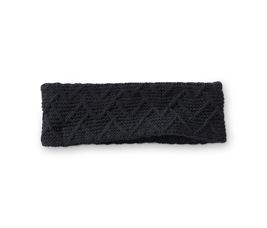 Detail černá pletená čelenka.