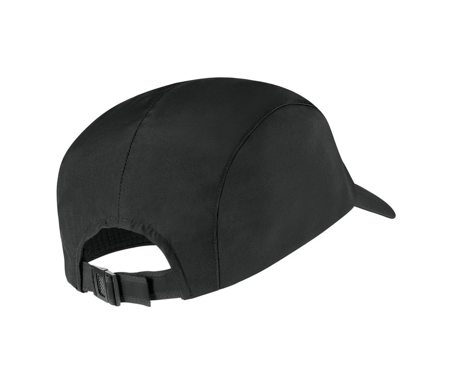Detail zadní strany černé kšiltovky do každého počasí.