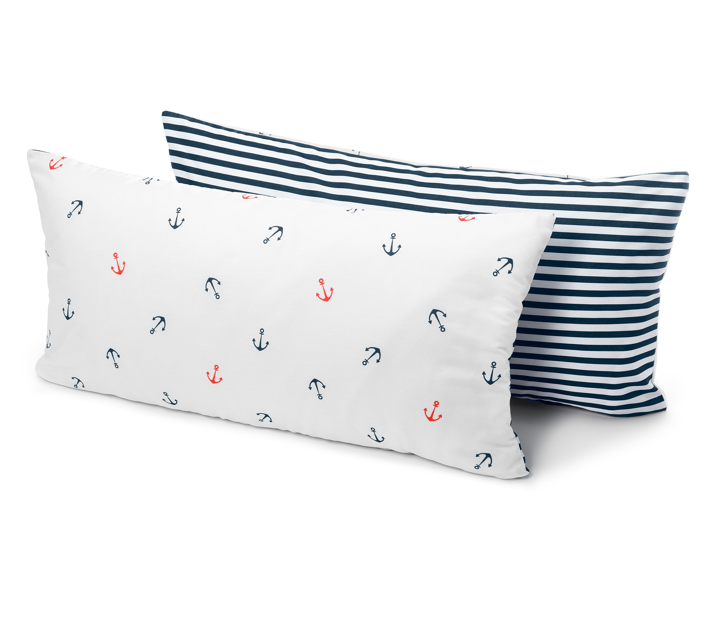 Dva obdélníkové polštáře leží na sobě. Vrchní polštář je bílý s červenými a modrými kotvami. Spodní polštář má modré a bílé vodorovné pruhy.