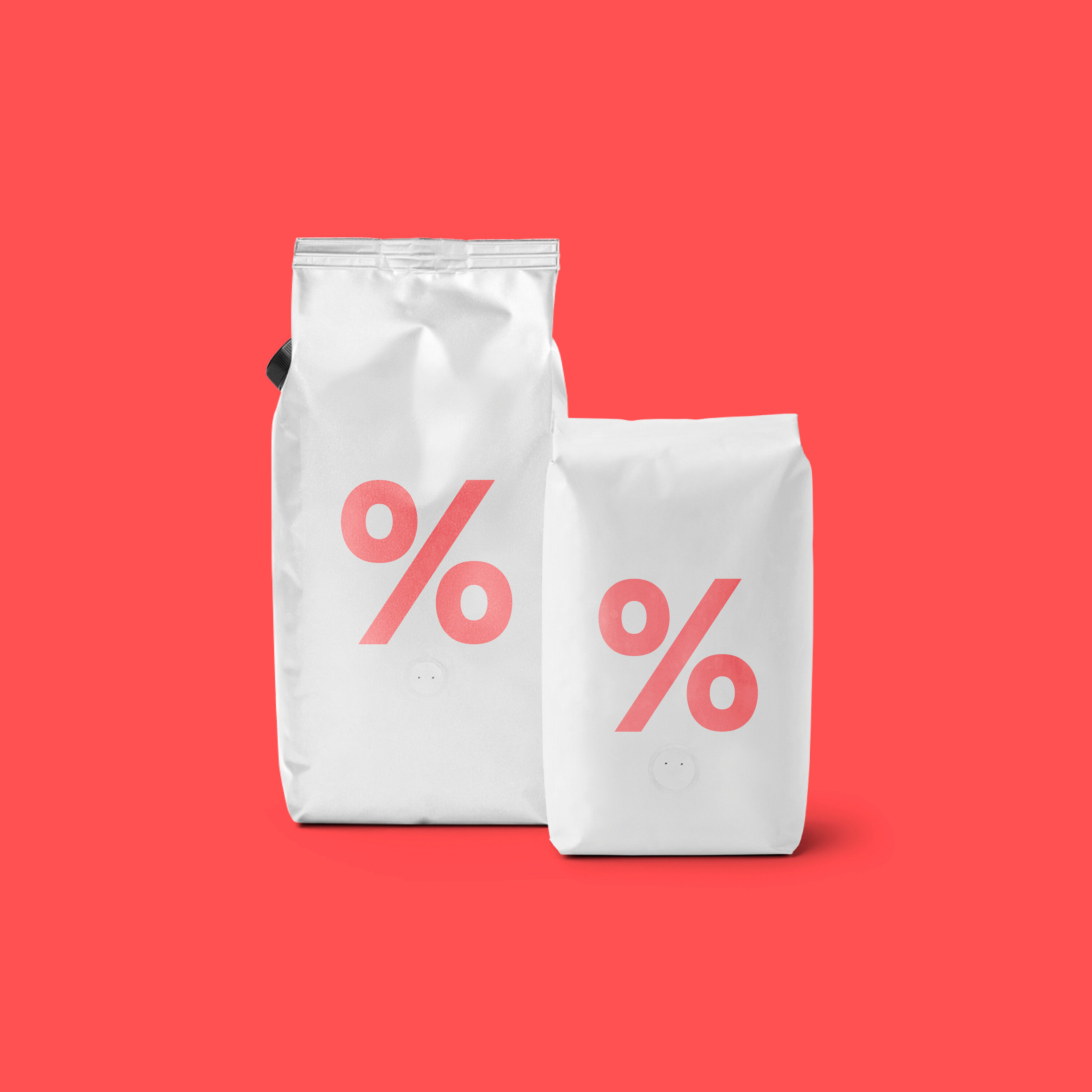 Dva bílé balíčky s růžovým symbolem procenta na korálovém pozadí.