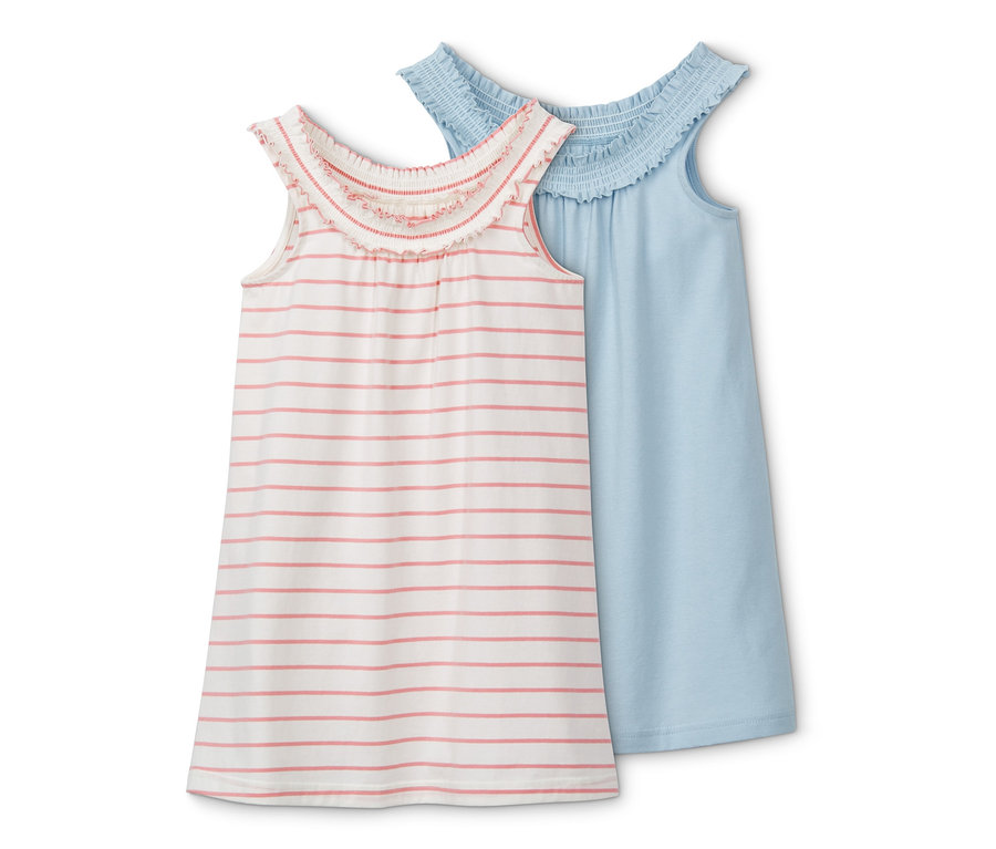 Dvě bavlněné noční košile, jedna s růžovými pruhy, druhá světle modrá.