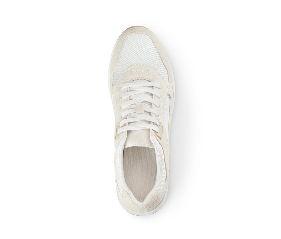 Detail boty sneaker z velurové kůže na bílém pozadí.