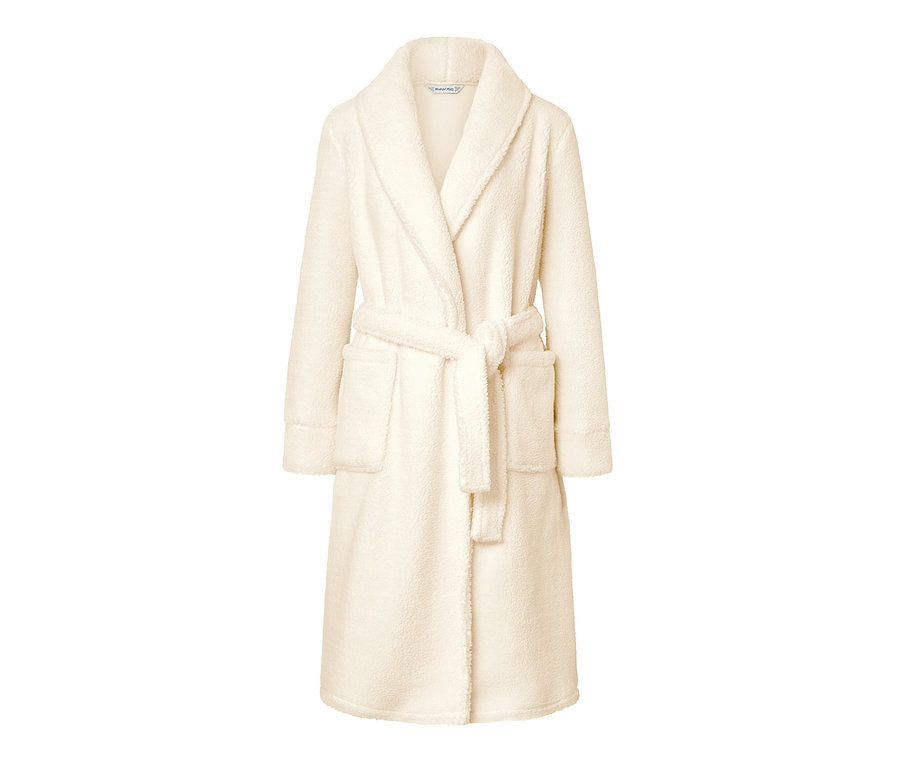 Bílý župan s páskem.