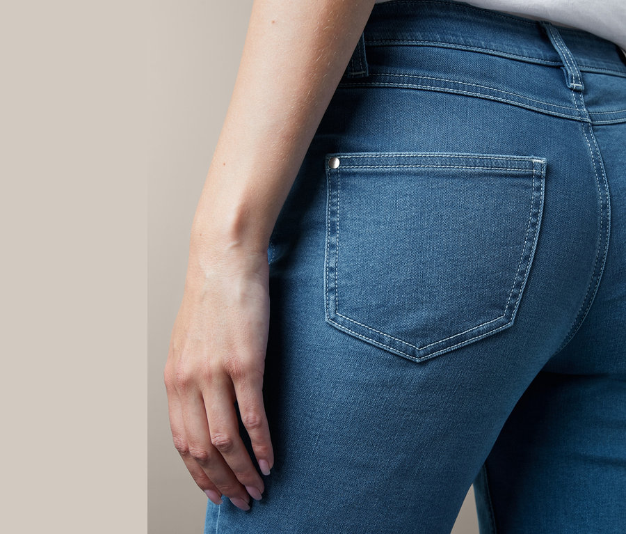 Detail dámských džínů Slim Fit, zadní kapsa s ozdobným prošíváním.