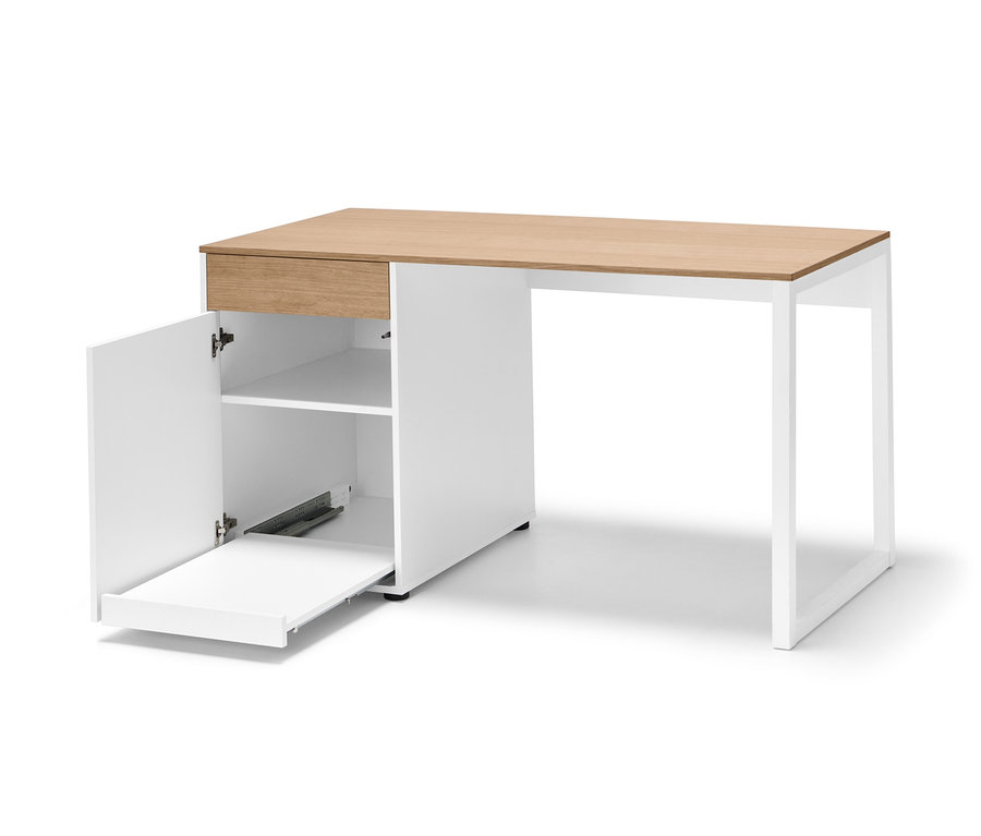 Psací stůl s úložným prostorem s otevřenými dvířky a výsuvnou policí.