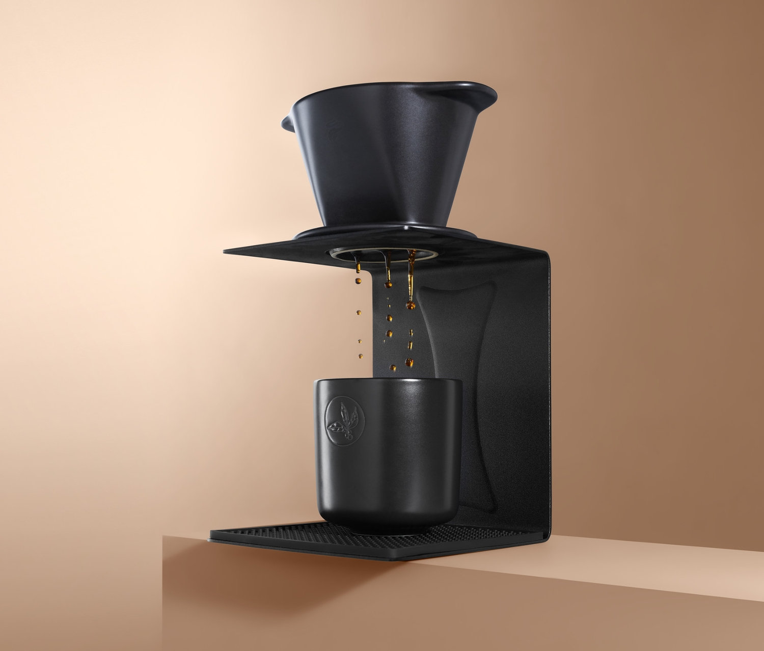 Černý držák ručního filtru s šálkem na béžovém pozadí.