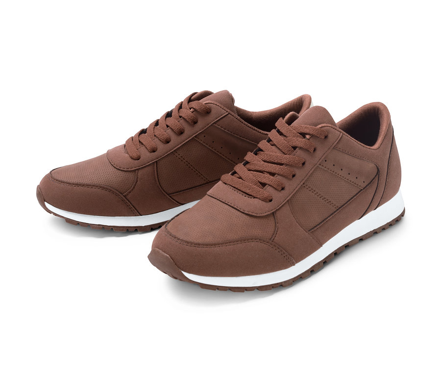 Dva hnědé boty sneaker na bílém pozadí.