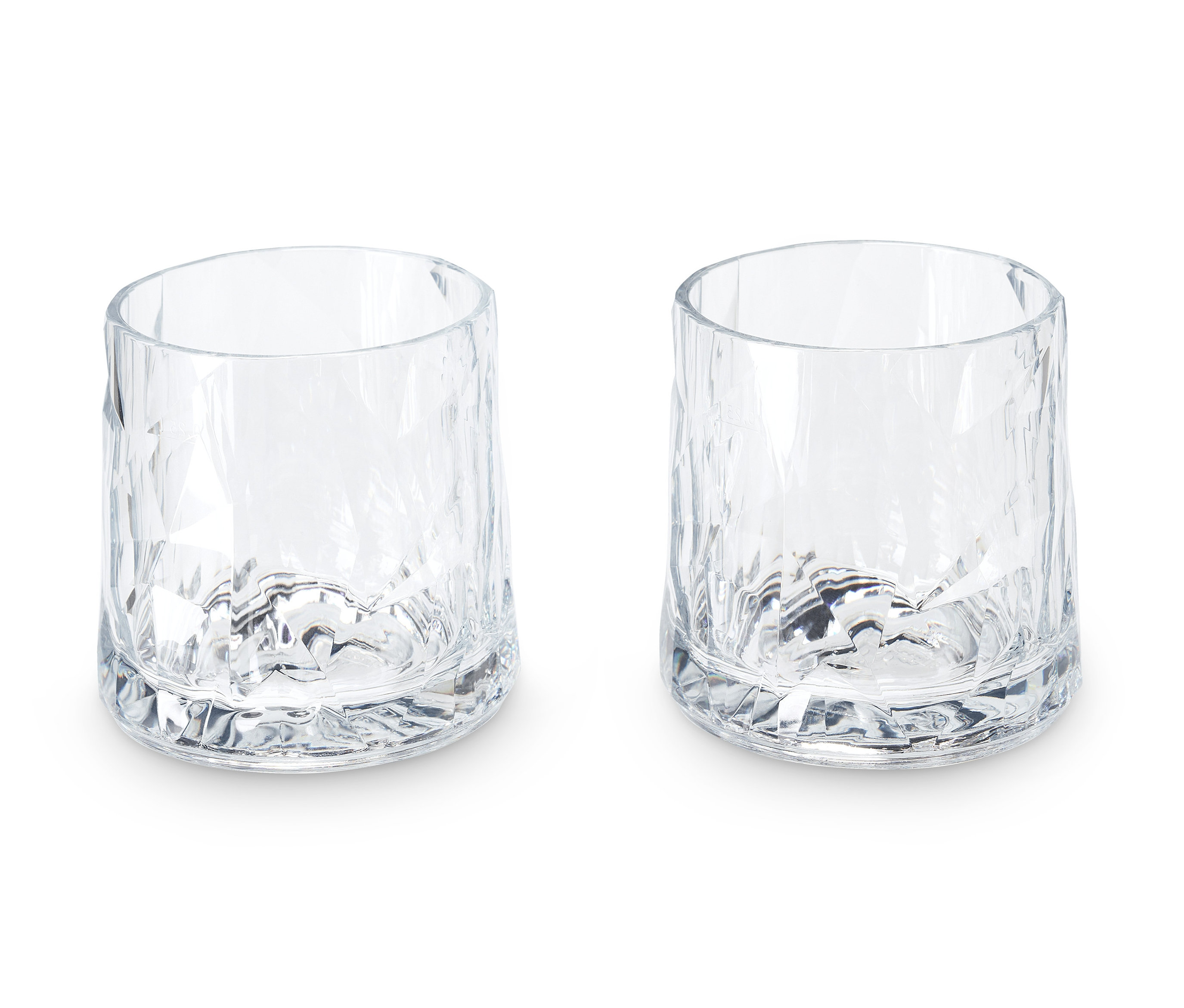 Dvě skleničky s texturovaným designem.