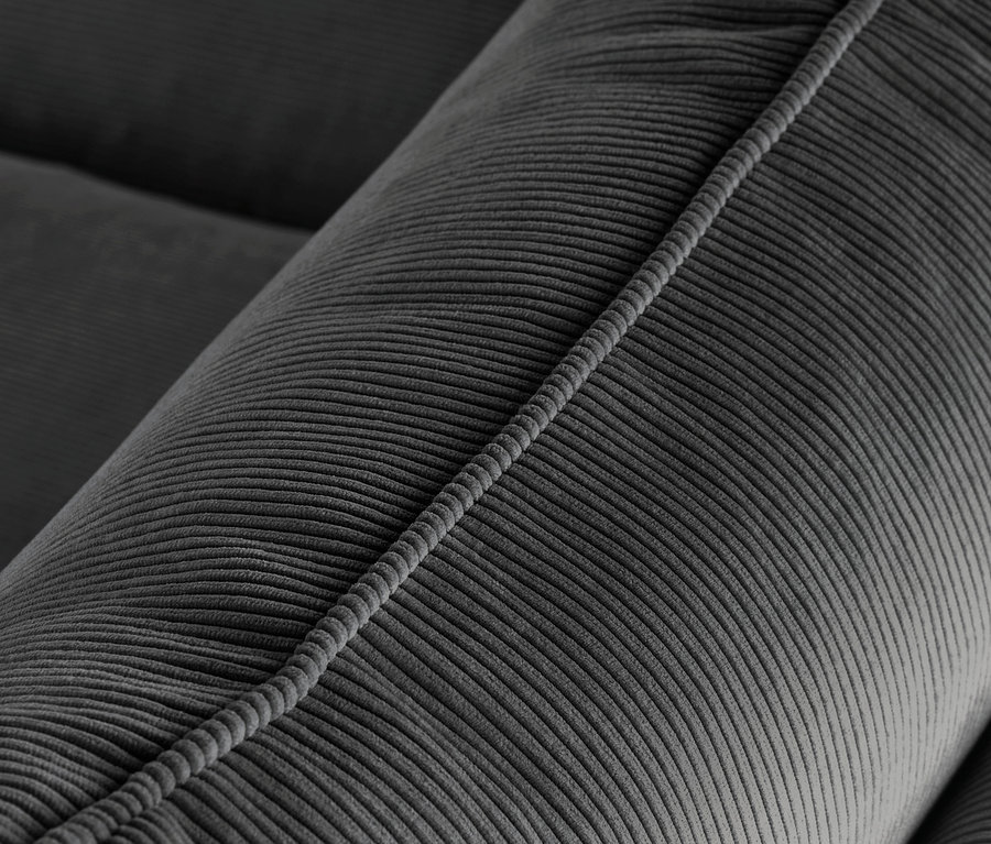 Detail antracitové designové pohovky SCAPA pro 3 osoby.