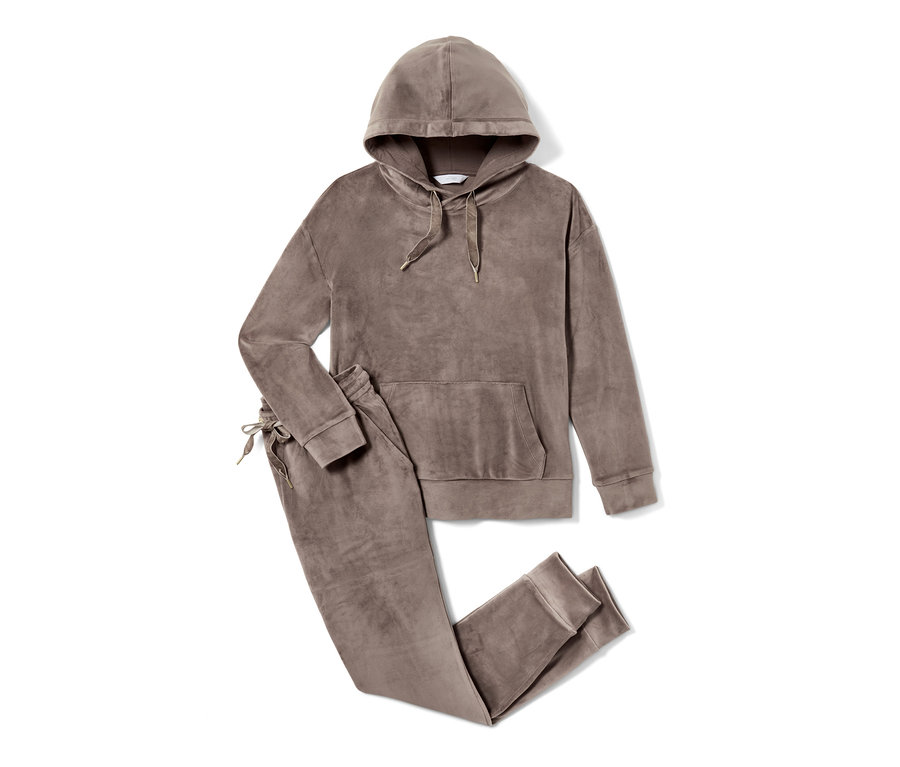 Hnědá plyšová souprava s kapucí a kalhotami leží na bílém pozadí.