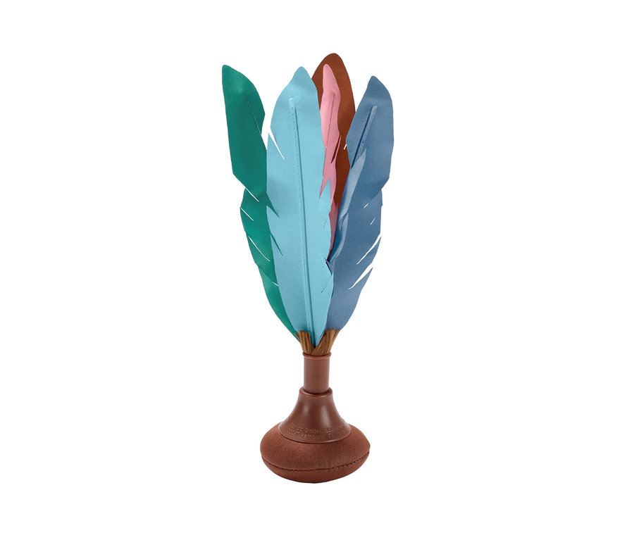 Házecí míček s peřím v barvách zelená, modrá, růžová a hnědá.